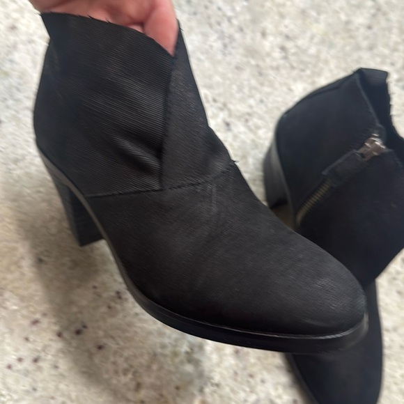 Eileen Fisher Black Murphy Intaglio Leather Bootie Heeled Boot Raw Hem Size 7 - Picture 7 of 11